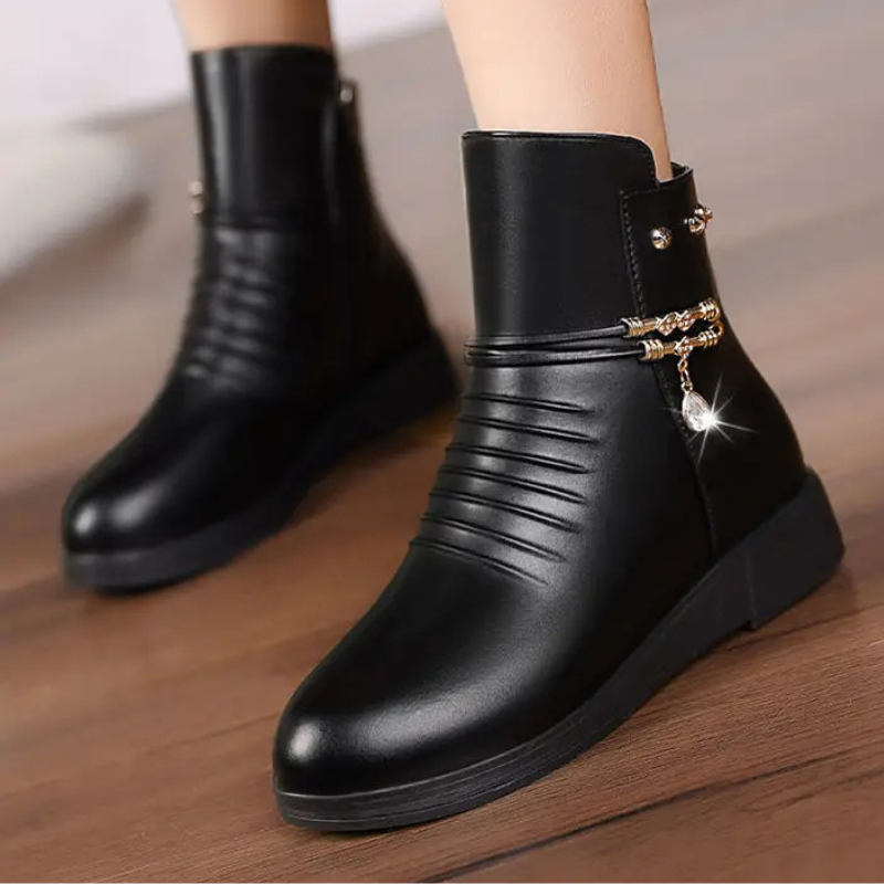 Bota Feminina de Couro Cano Curto